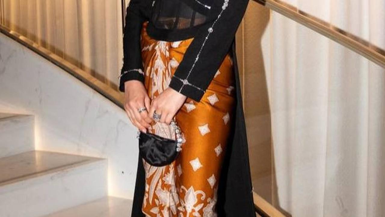 Pada penampilan keduanya, Raline mengenakan beskap rancangan Wilsen Willim yang elegan, dipadukan dengan kain batik dari Iwan Tirta.