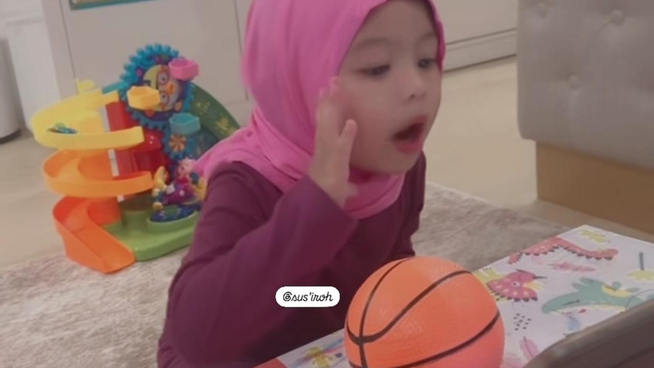 8 Potret Ameena Anak Aurel Hermansyah Belajar Mengaji, Gemas Pakai Kerudung - Semangat Menyanyi dan Menulis Huruf Hijaiyah