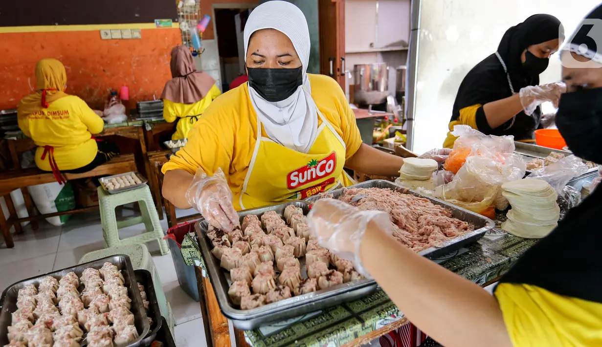 Karyawan membuat dimsum di Griya Dimsum Bunda Imoet, Serua, Tangerang Selatan, Rabu (9/2/2022). UMKM dimsum yang dijual eceran dan per pak menyajikan 4 toping terdiri atas wortel, jamur, beef dan kepiting serta 3 isian yaitu udang, cumi dan smoke beef. (Liputan6.com/Fery Pradolo)