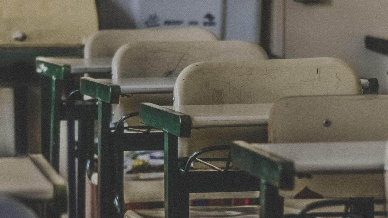 Sistem pemilu proporsional tertutup adalah sistem pemilihan yang memungkinkan rakyat untuk memilih partai, namun tak bisa memilih wakil rakyat secara personal. Sistem ini sempat dianut oleh Indonesia antara tahun 1955 hingga Pemilu 1999.<br>