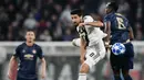 Gelandang Juventus, Sami Khedira, duel udara dengan gelandang Manchester United, Paul Pogba, pada laga Liga Champions di Stadion Allianz, Turin, Rabu (7/11). Juventus kalah 1-2 dari MU. (AFP/Marco Bertorello)