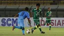 Mochammad Supriadi memiliki peran krusial di Persebaya Surabaya pada Piala Menpora 2021. Pemain berusia 18 tahun itu menjadi andalan Persebaya di lini tengah. (Bola.com/Ikhwan Yanuar)