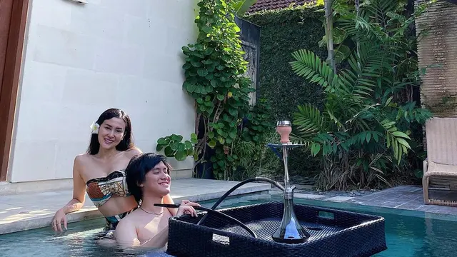 7 Momen Mesra Kevin Aprilio dan Vicy Setelah Menikah, Tidur di Pelukan Suami
