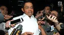 Menteri Sosial Idrus Marham menjawab pertanyaan awak media seusai menjalani pemeriksaan di gedung KPK, Jakarta, Kamis (19/7). Idrus Marham diperiksa terkait kasus dugaan suap kesepakatan kontrak kerja sama pembangunan PLTU Riau-1 (Merdeka.com/Dwi Narwoko)