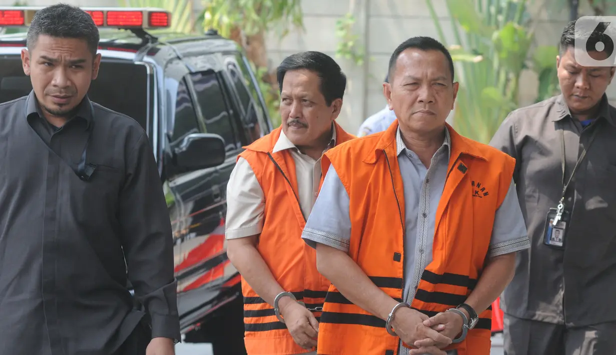 Mantan Ketua Komisi III DPRD Jambi dari Fraksi Partai Demokrat Zainal Abidin dan Mantan Anggota Fraksi Partai Demokrat DPRD Jambi Effendi Hatta akan menjalani pemeriksaan terkait kasus dugaan menerima suap pengesahan APBD 2017-2018 di Gedung KPK, Jakarta, Senin (14/10/2019).  (merdeka.com/Dwi Narwok