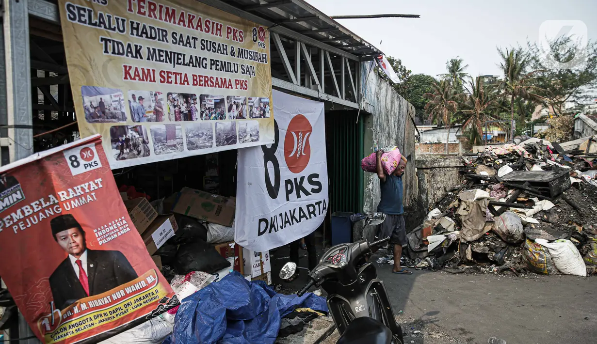 Banner calon anggota legislatif (caleg) terlihat terpasang dekat pengungsian korban kebakaran Manggarai di samping Gedung SDN 01 Cibono, Manggarai, Jakarta, Minggu (17/12/2023). (Liputan6.com/Faizal Fanani)