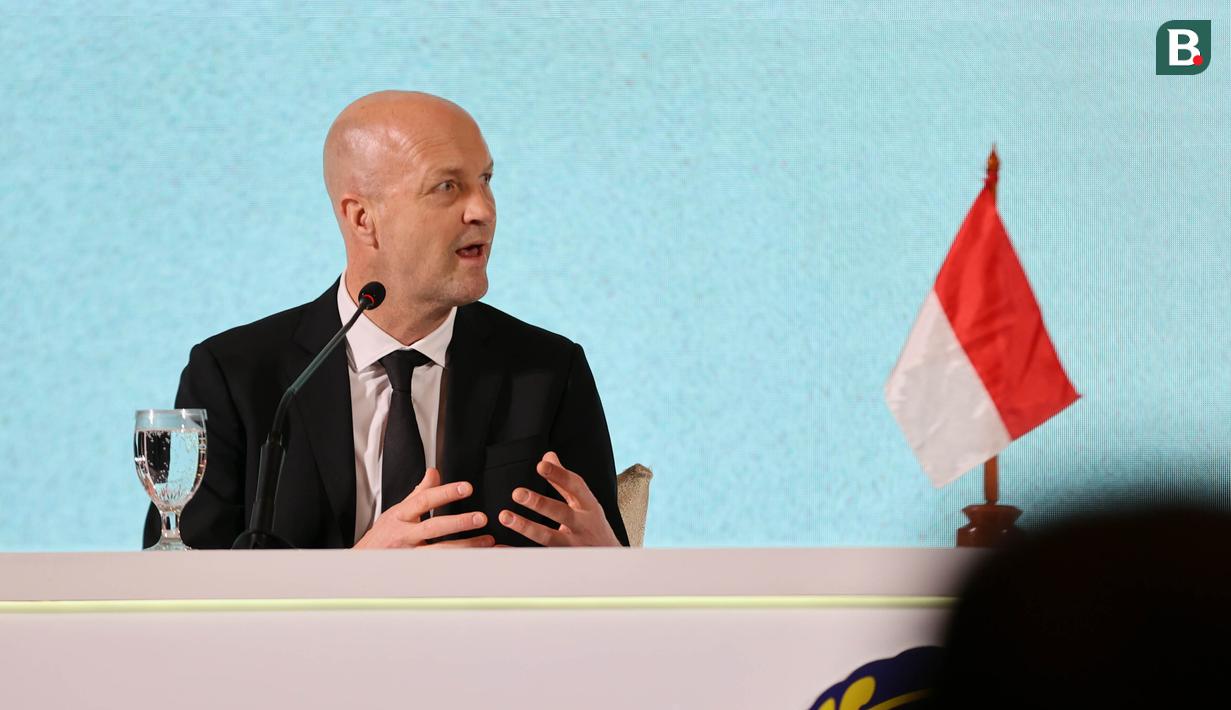 Jordi Cruyff saat berbicara di atas panggung dalam acara perkenalan dirinya sebagai penasihat teknik PSSI di Hotel Mulia Senayan, Jakarta, Selasa (11/3/2025) sore. (Bola.com/Abdul Aziz)