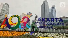 Pekerja menyelesaikan pembuatan ornamen menyambut Hari Ulang Tahun (HUT) ke-498 kota Jakarta di Bundaran Hotel Indonesia, Sabtu (21/6/2022). (Liputan6.com/Angga Yuniar)