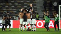 Pemain Timnas Qatar selebrasi bersama sang pelatih, Felix Sanchez, seusai ke semifinal Piala Asia 2019 dengan mengalahkan Korsel 1-0 di perempat final di Zayed Sports Stadium, Abu Dhabi (25/1/2019). (AFP/Khaled Desouki)