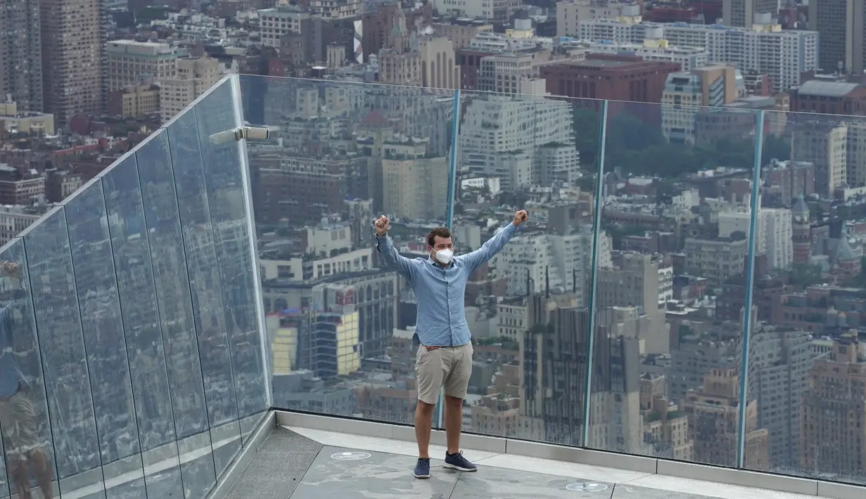 Seorang pria memandang cakralawa kota dari Edge, dek langit tertinggi di luar ruangan di Western Hemisphere saat dibuka kembali untuk umum di New York, Rabu (2/9/2020). Dek yang berada di lantai 100 menara utama Hudson Yards itu memiliki tinggi 1.100 kaki atau setara 335 meter (TIMOTHY A. CLARY/AFP)