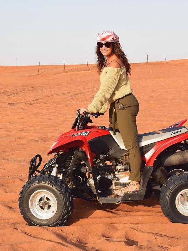 Kaylee Ramman saat naik ATV di gurun. (foto: www.instagram.com/kayleerm)