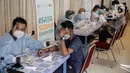 Petugas melakukan pemeriksaan kesehatan kepada penerima vaksin covid-19 di Aula Masjid Cut Meutia, Jakarta, Sabtu (14/8/2021). Kegiatan ini membantu mempercepat target vaksinasi pemerintah secara maksimal agar mencapai herd imunity (kekebalan komunal). (Liputan6.com/Faizal Fanani)