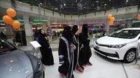 Para wanita Saudi beramai-ramai menyerbu Le Mall, Jeddah, Arab Saudi untuk menyaksikan langsung pameran mobil khusus wanita. Ini merupakan kali pertamanya pameran khusus wanita digelar di kerajaan konservatif tersebut. (AFP)