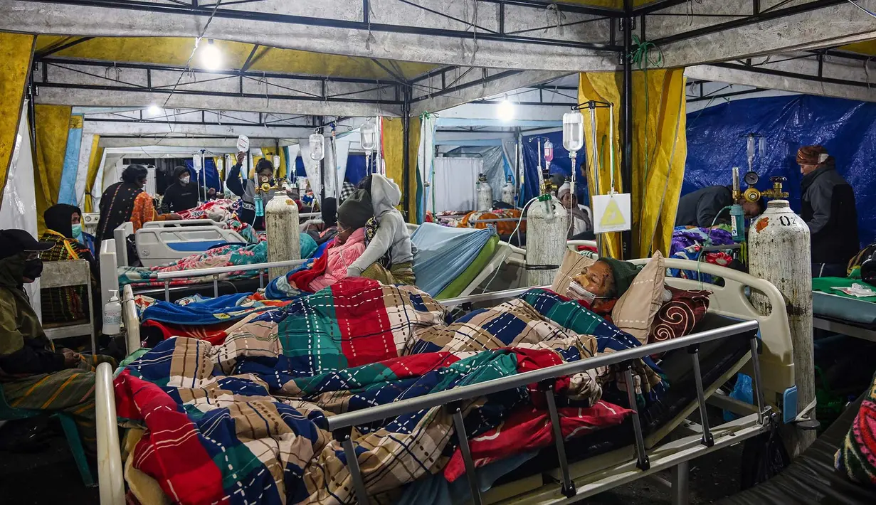 Para korban gempa bumi mendapatkan perawatan di tenda medis darurat di depan Rumah Sakit Ruteng di Ruteng, Manggarai, Nusa Tenggara Timur, Sabtu malam, 15 Agustus 2025. (AFP/ Juni Kriswanto)