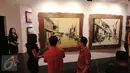 Pekerja menjelaskan sebuah lukisan kepada pengunjung pameran pelukis Soehib Toyaroja bertajuk The Spiritual Journey di Kunstkring Art Galeri, Jakarta, Selasa (15/3). Pameran tersebut dibuka oleh Ketua KEIN, Soetrisno Bachir. (Liputan6.com/Angga Yuniar)
