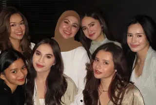 Elina Joerg tampil mengenakan long outer lengan panjang dihiasi beads dipadukan innr dress satin. Deswita Maharani tampil dengan dress putih dipadukan kerudung coklat. [@jovitakaren]