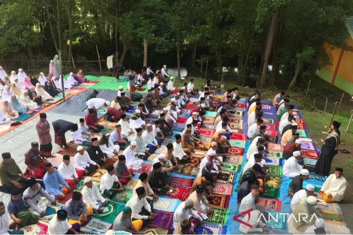 Jemaah Naqsabandiyah di Kota Bima salat id hari ini