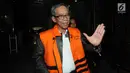 Kepala KPP Pratama Ambon La Masikamba memakai rompi tahanan usai menjani pemeriksaan 1 x 24 jam pasca terjaring OTT terkait menerima suap upaya pengurangan pajak yang harus dibayar di gedung KPK, Jakarta, Kamis (4/10). (Merdeka.com/Dwi Narwoko)