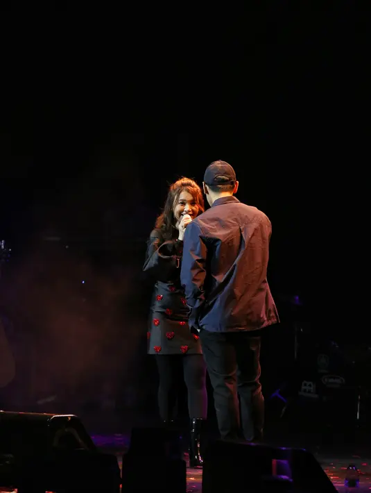 Duet Rossa dan Afgan dalam festival musik Love Fest di Istora Senayan, Jakarta Pusat, Jumat (21/2/2020) malam. (Adrian Putra/Fimela.com)