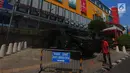 Petugas kebersihan menyapu di depan kendaraan lapis baja TNI di pertokoan Glodok, Jakarta, Jumat (11/5). Pengamanan ketat dilakukan guna antisipasi peristiwa yang tidak diinginkan terkait Aksi Bela Palestina di Monas. (Merdeka.com/Imam Buhori)