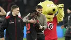 Pelatih Bayer Leverkusen, Xabi Alonso, merayakan kemenangan bersama Jeremie Frimpong saat melawan Fortuna Duesseldorf pada laga semifinal DFB Pokal di Stadion BayArena, Kamis (4/4/2024). (AP Photo/Martin Meissner)