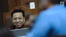 Terdakwa dugaan korupsi proyek e-KTP, Setya Novanto (kiri) menyimak keterangan saksi pada sidang lanjutan di Pengadilan Tipikor, Jakarta, Kamis (8/3). Sidang mendengar keterangan saksi-saksi. (Liputan6.com/Helmi Fithriansyah)