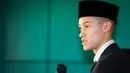 <p>Pemain naturalisasi Indonesia, Jay Idzes memberikan keterangan kepada media setelah pengambilan sumpah pewarganegaraan sebagai WNI di Kantor Wilayah Kementerian Hukum dan HAM, Cawang, Jakarta Timur, Kamis (28/12/2023). (Bola.com/Bagaskara Lazuardi)</p>