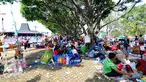 Sejumlah pengunjung beristirahat di area wisata Taman Mini Indonesia Indah, Jakarta, Minggu (19/07/2015). Makan bersama sambil menggelar tiker di tempat wisata menjadi pilihan warga yang mengunjungi tempat wisata TMII. (Liputan6.com/Yoppy Renato)