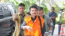 Ekspresi Bupati Jombang Nyono Suharli Wihandoko saat akan menjalani pemeriksaan di Gedung KPK, Jakarta, Jumat (9/2). Uang tersebut dikutip oleh Plt Kadis Kesehatan Jombang Inna Sulistyowati dari 34 puskesmas. (Liputan6.com/Herman Zakharia)