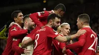 Para pemain Manchester United merayakan gol yang diciptakan Antony ke gawang Barcelona pada leg kedua play-off babak gugur Liga Europa 2022/2023. (AP Photo/Dave Thompson)