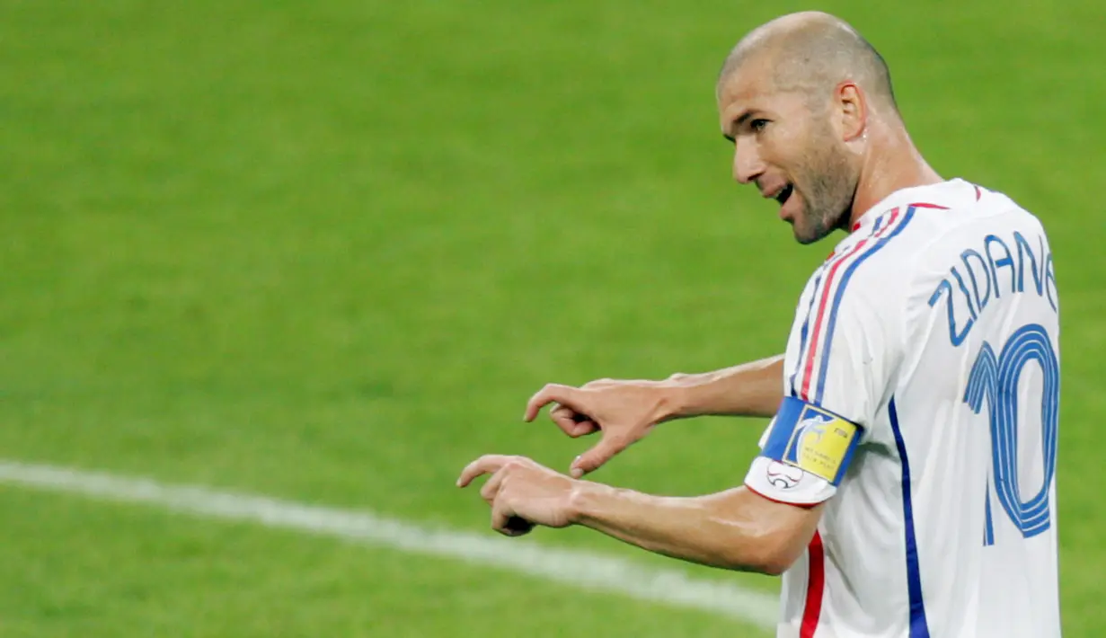 6. Zinedine Zidane - Pelatih Real Madrid ini pernah memutuskan gantung sepatu dari timnas Prancis usai kegagalan di Euro 2004 Yunani. Setahun berselang, pria berkepala pelontos ini meralat sikapnya demi Piala Dunia 2006. (AFP/Roberto Schmidt)