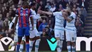 Saat laga hampir berakhir imbang 1-1, Chelsea berhasil memecah kebuntuan lewat aksi pemain pengganti Conor Gallagher. Pemain yang musim lalu dipinjamkan ke Crystal Palace ini berhasil mencetak gol kemenangan pada menit ke-89 dengan tembakan terukur dari depan kotak penalti usai menerima umpan Christian Pulisic. (AFP/Glyn Kirk)