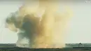Gambar dari video SpaceX menunjukkan prototipe roket Starship SN8 milik SpaceX meledak saat melakukan pendaratan usai menyelesaikan uji terbang di fasilitas perusahaan di Boca, Chica, Texas pada Rabu (9/12/2020). Ledakan imemicu bola api raksasa ke udara di sekitar area uji coba. (HO/SPACEX/AFP)