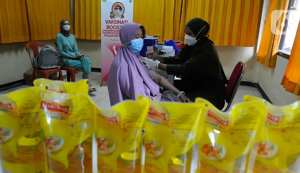 Petugas menyuntikkan vaksin COVID-19 dosis ketiga (booster) kepada warga di Mapolsek Jagarsa, Jakarta Selatan, Jumat (17/06/20222). Pemerintah terus menggenjot target pencapaian vaksinasi COVID-19 untuk menciptakan kekebalan kelompok (herd immunity) dan juga diharapkan dapat mencegah penyebaran kasus COVID-19 akibat subvarian Omicron baru BA.4 dan BA.5. (merdeka.com/Arie Basuki)