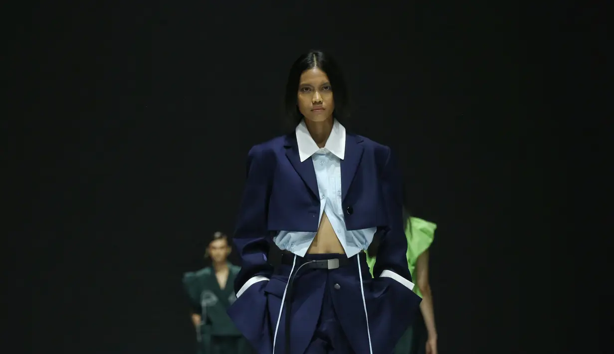 Beberapa desain utama termasuk blazer wol pendek dengan sentuhan modern, menonjolkan lengan dan saku yang diperbesar, namun dengan elemen ketidakteraturan halus — detail kusut kecil di sini, ruffle yang tidak terstruktur di sana.  [Dok/Adrian Utama P].