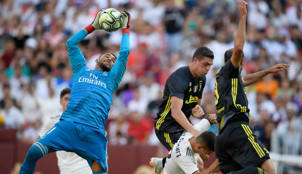 Kiper Real Madrid, Keylor Navas berusaha menangkap bola saat bertanding melawan Juventus pada International Champions Cup (ICC) di Landover, Md (4/8). Madrid menang telak 3-1 atas Juventus. (AP Photo/Nick Wass)