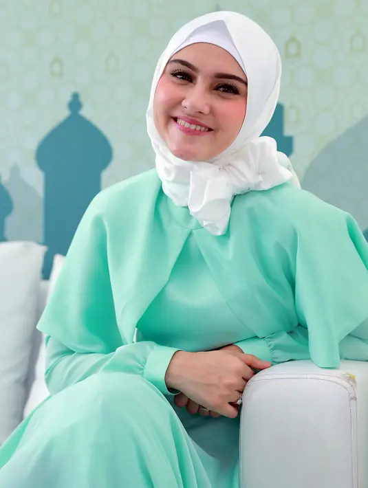 Sebagai orang yang memiliki darah keturunan Betawi-Arab, istri presenter Prabu Revolusi ini merasa bertanggung jawab untuk melestarikan budaya dari para leluhurnya. (Adrian Putra/Bintang.com)