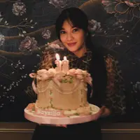 Naysila Mirdad membagikan beberapa foto perayaan ulang tahun ke-38. Ia pun mendapat banyak kejutan dari para sahabat dengan makan bersama dan tiup lilin kue ulang tahun. [@naymirdad]