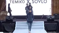 Fashion show produk lokal di acara SMEs Future Village pada Kamis (17/11/2022).