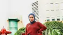 Sweater merah jadi terlihat lebih kece jika dipadukan dengan plaid kain lilit dan celana kulot. Untuk hijab, pilih warna navy. (Instagram/nissachair).