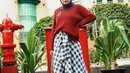 Sweater merah jadi terlihat lebih kece jika dipadukan dengan plaid kain lilit dan celana kulot. Untuk hijab, pilih warna navy. (Instagram/nissachair).