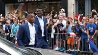 Gelandang Timnas Prancis, Paul Pogba (kanan depan) berjalan bersama Patrice Evra, di Istana Kepresidenan Elysee, Paris, Prancis, Senin (11/7/2016) siang waktu setempat. Pogba dianggap menjadi faktor penting yang harus didapat Manchester United jika ingin 