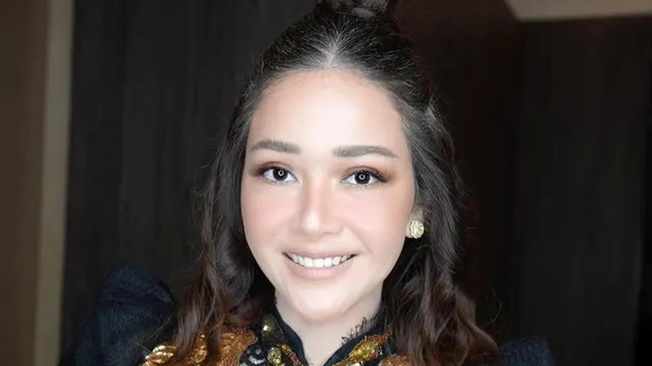 8 Gaya Dress Brokat Hitam Maia Estianty, Modelnya Elegan dan Anggun