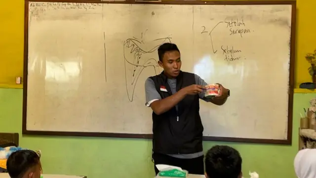 Dompet Dhuafa menggelar edukasi kesehatan gigi kepada sejumlah anak di Banda Neira. (Liputan6.com/Dicky Agung Prihanto)