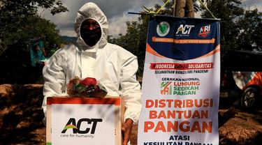 penyerahan bantuan pangan dari ACT Palu untuk para penggali makam