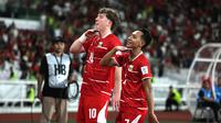 Gelandang Timnas Indonesia, Beckham Putra Nugraha, selebrasi bersama Ole Romeny setelah mencetak gol ke gawang Saint Kitts and Nevis pada ajang FIFA Series 2026 di Stadion Utama Gelora Bung Karno, Jakarta, Jumat (27/3/2026). (Bola.com/Abdul Aziz)