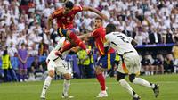 Pemain Spanyol, Mikel Merino, melakukan sundulan yang sukses membobol gawang Jerman pada Piala Eropa 2024, Jumat (5/7/2024). (AP Photo/Antonio Calanni)