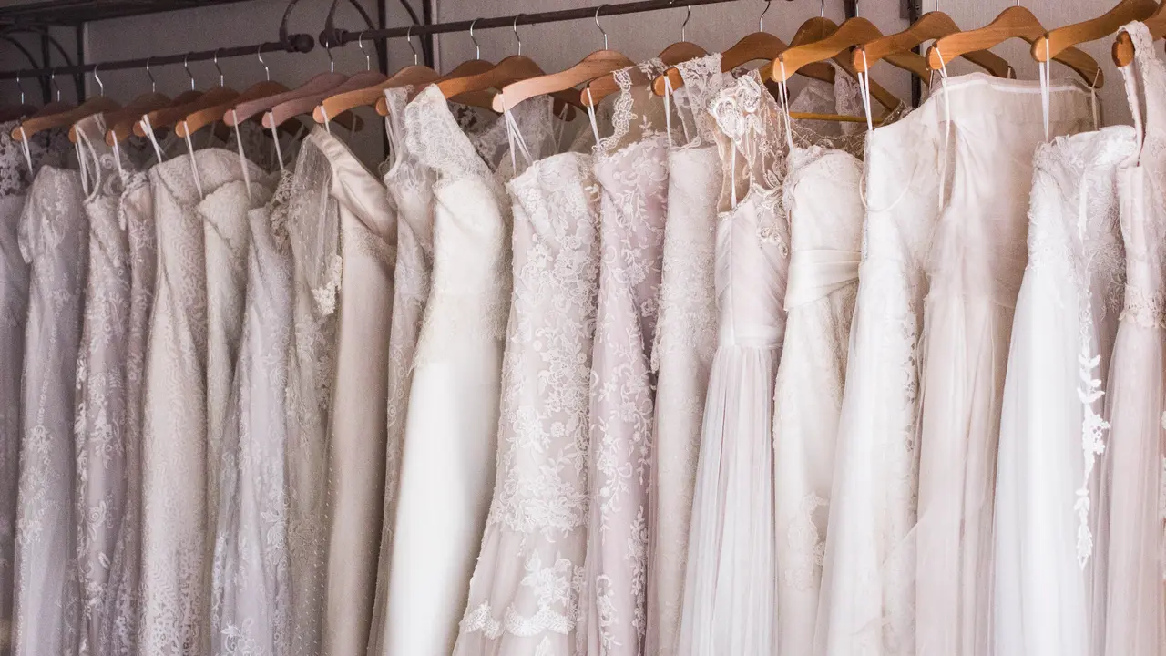 6 Alasan Mengapa Lebih Baik Menyewa Gaun Pengantin daripada Membeli