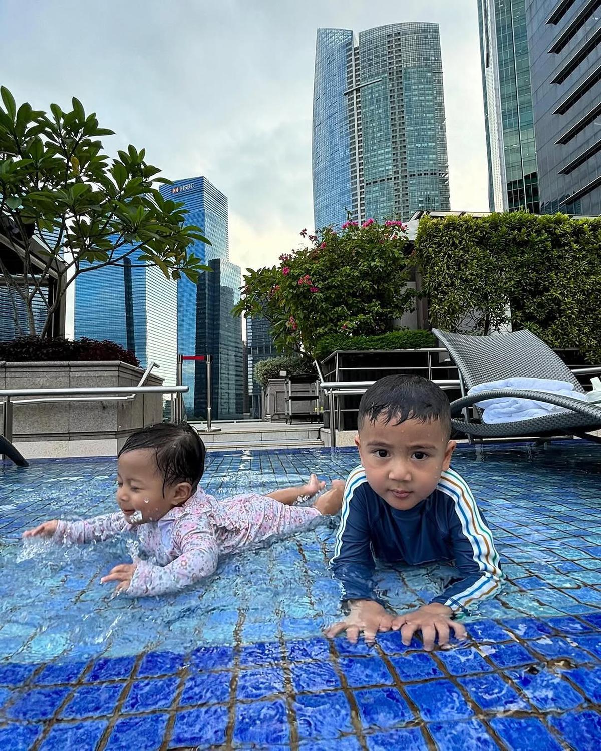 Potret Rayyanza Berenang Bareng Lily, Ekspresinya Lucu dan Bikin Gemas