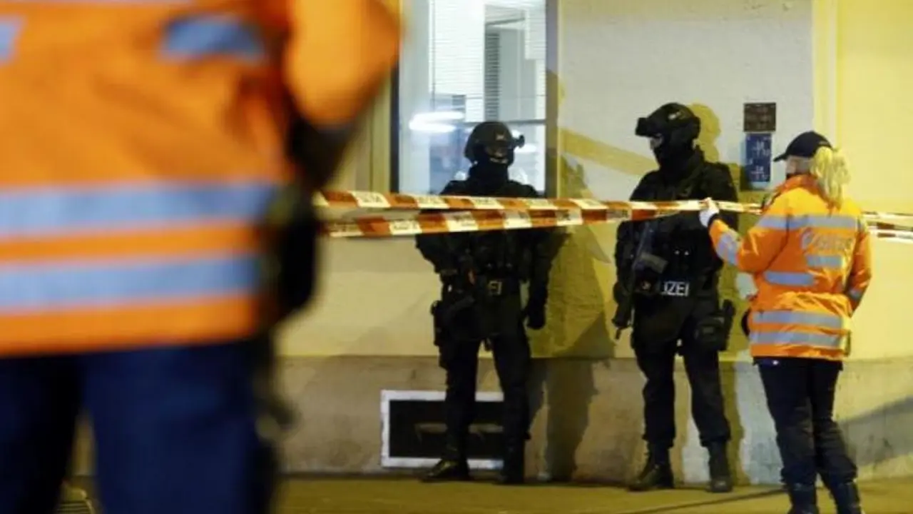Polisi berjaga di depan Masjid Zurich pasca-penembakan. (Reuters)